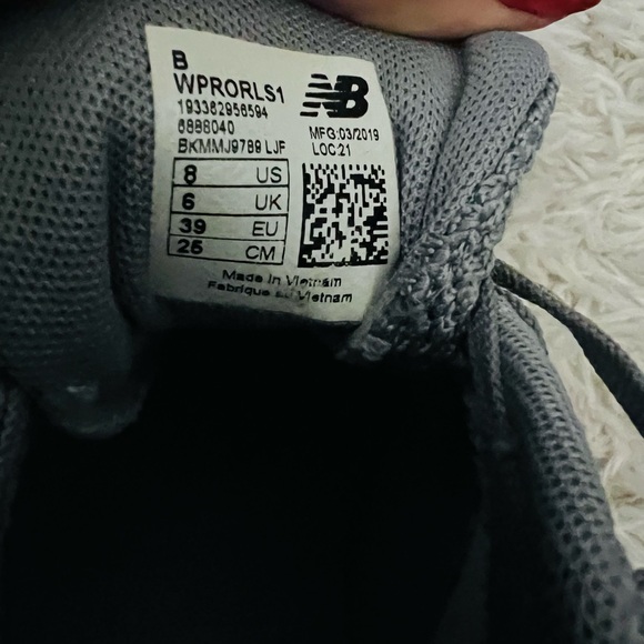 New Balance Women's Gray and Magenta Athletic Shoes Size 8 - Picture 4 of 4